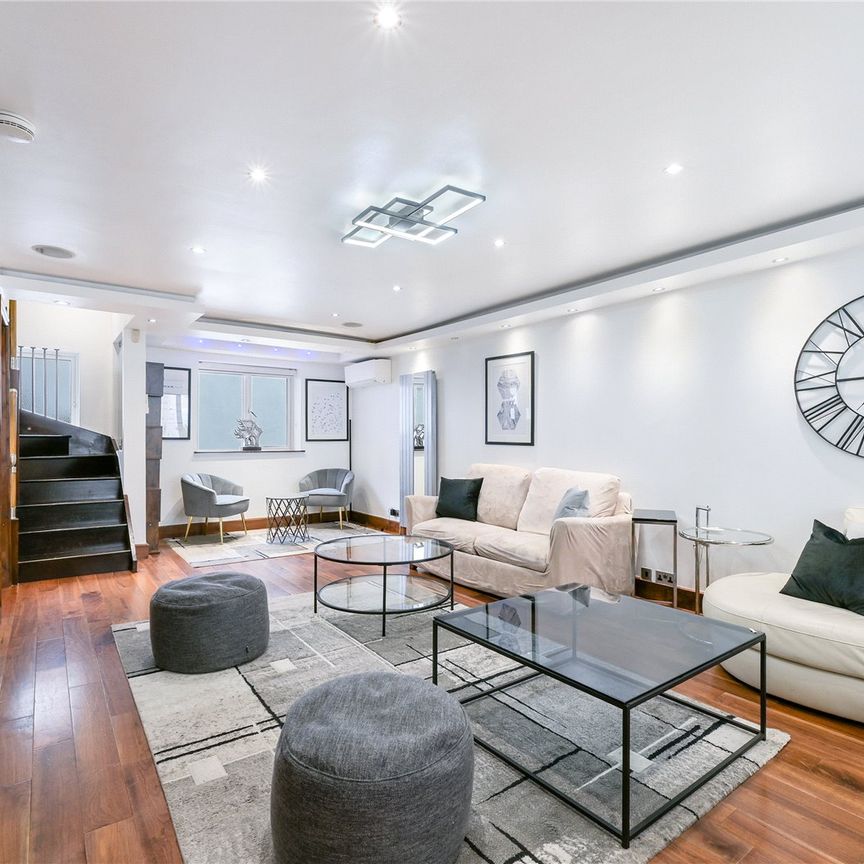 Elegant Four-Bedroom Family Home Moments from Hyde Park, with Private Parking & Roof Terrace - Photo 1