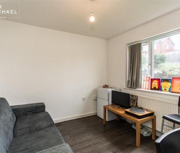 6 bedroom detached bungalow to rent - Photo 1