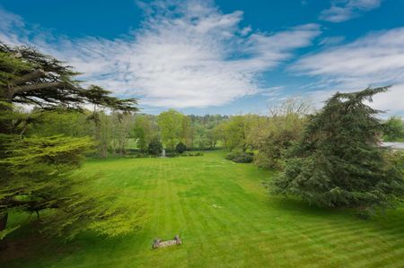 An incredibly impressive penthouse apartment in a very desirable location in Moor Park. - Photo 3