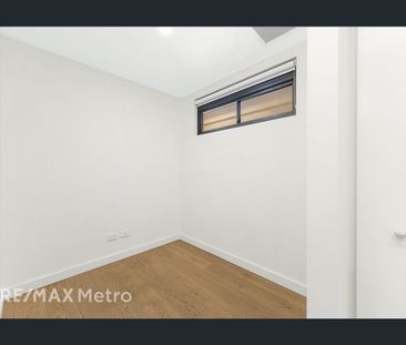 Fully Furnished Modern One Bedroom Plus Study In Zetland - Photo 3