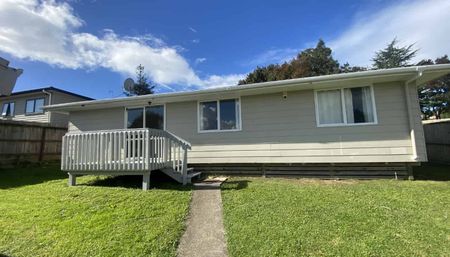 4-Bedroom Home in Red Hill with Modern Kitchen and Single Garage and Pets Allowed! - Photo 5