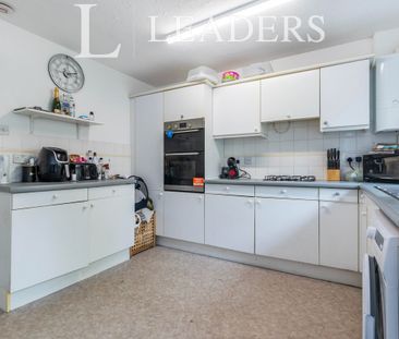 3 bedroom house to rent Farriers Road, Epsom, KT17 - Photo 1