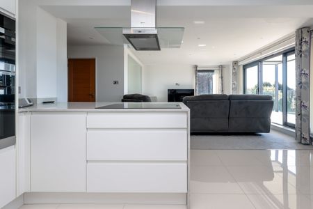 3 bed apartment to rent in Wykeham Lodge, 16 Chaddesley Glen , BH13 - Photo 2