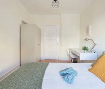 Room in a shared 5-bedroom apartment for rent in Lisbon - Foto 3