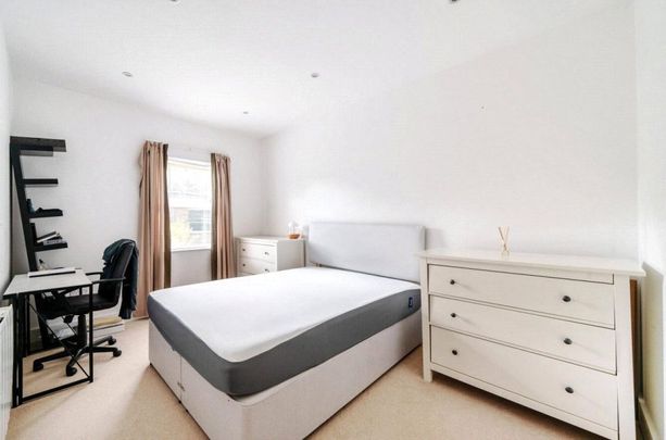 1 Bedroom Flat / Apartment - Sparkford Road, Winchester - Photo 1