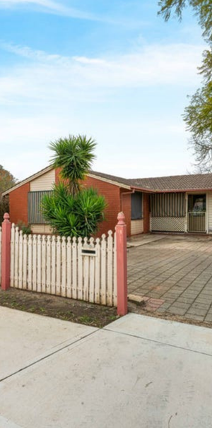 Freshly painted home in a great location! - Photo 1