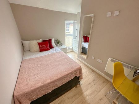 4 bedroom flat to rent - Photo 4
