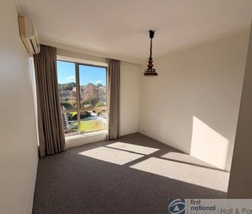 Low-maintenance living - Photo 2