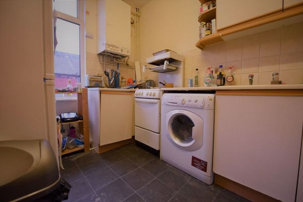 2 bedroom Flat in Harold Grove, Leeds - Photo 1