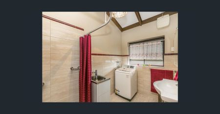 Spacious upstairs unit - Photo 2