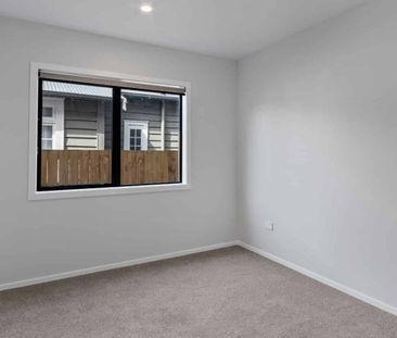 Stunning Executive Level Townhouse - Free Fibre Internet, Solar - Photo 5