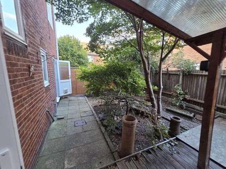 Linton Gardens, Beckton, E6 - Photo 3