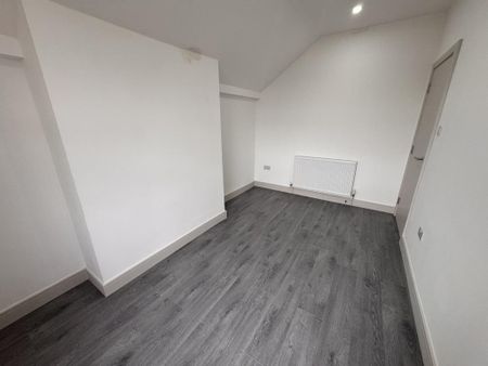 3 bedroom flat to rent - Photo 2