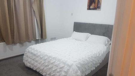 High Road Ilford, IG1 - Photo 2