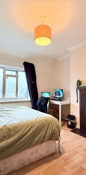 Carlisle Avenue, East Acton, London, W3 7NL - Photo 1