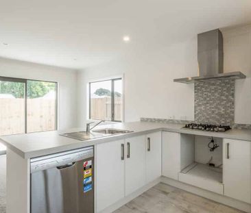 Modern Three Bedroom Home - Photo 1