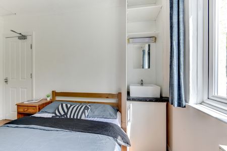 6 Bed Terraced House, Baden Road, BN2 - Photo 2