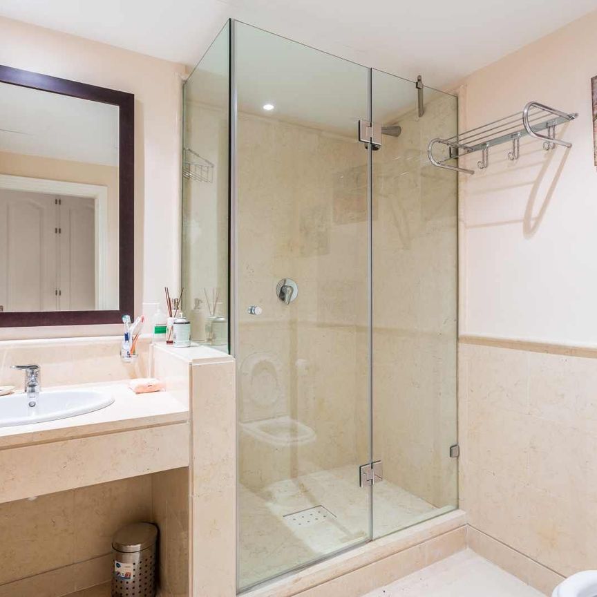 Middle Floor Apartment in Benahavís - Photo 1