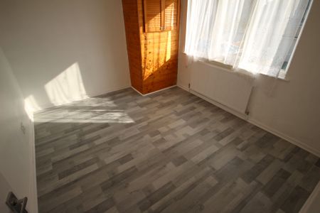 Hanover Circle, Hayes, UB3 - Photo 2