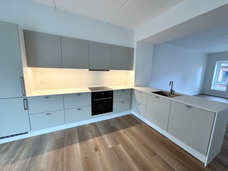 Lys 4-værelses lejlighed med altan i Nørresundby - Foto 3