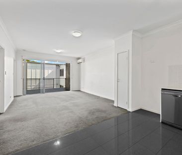 LARGE ONE BEDROOM APARTMENT - Photo 2