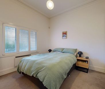 Victorian charm meets modern comfort - Photo 3