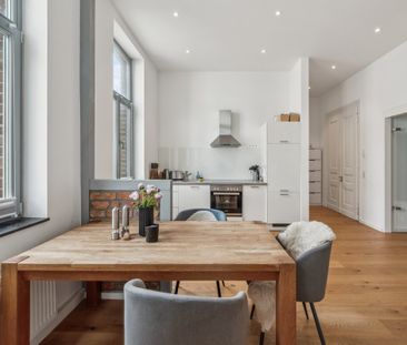 Exklusive 2-Zimmer-Wohnung in denkmalgeschütztem 5-Parteien-Mehrfam... - Photo 1