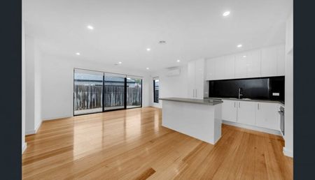 Charming House in Roxburgh Park !!! - Photo 2