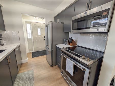 Beautiful 3 Bedroom Main Unit in Niagara Falls! - Photo 4