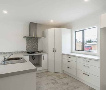 Modern Three Bedroom Home - Photo 2