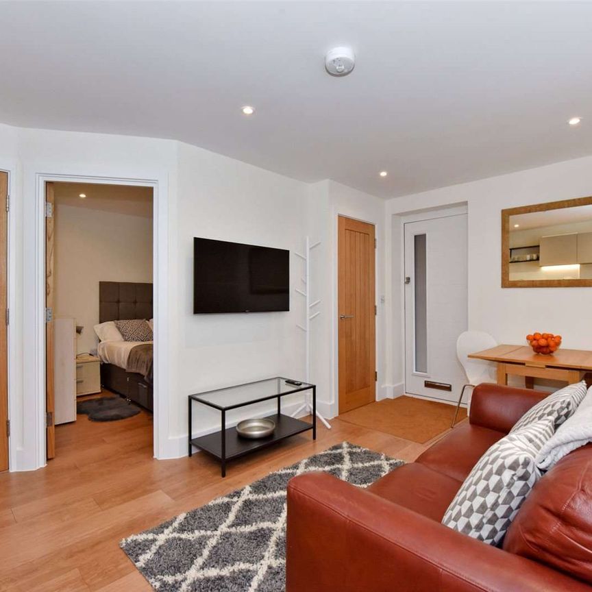 SHORT TERM - A one bedroom apartment, fully furnished with all bills included and offered for short term lets - Photo 1