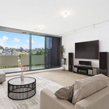 Sophisticated Split-Level Apartment with Spectacular Harbour Views - Photo 1