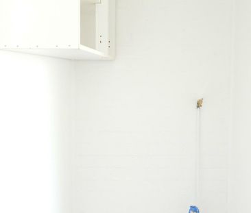 Spacious one bedroom studio with water included in rent! - Photo 4