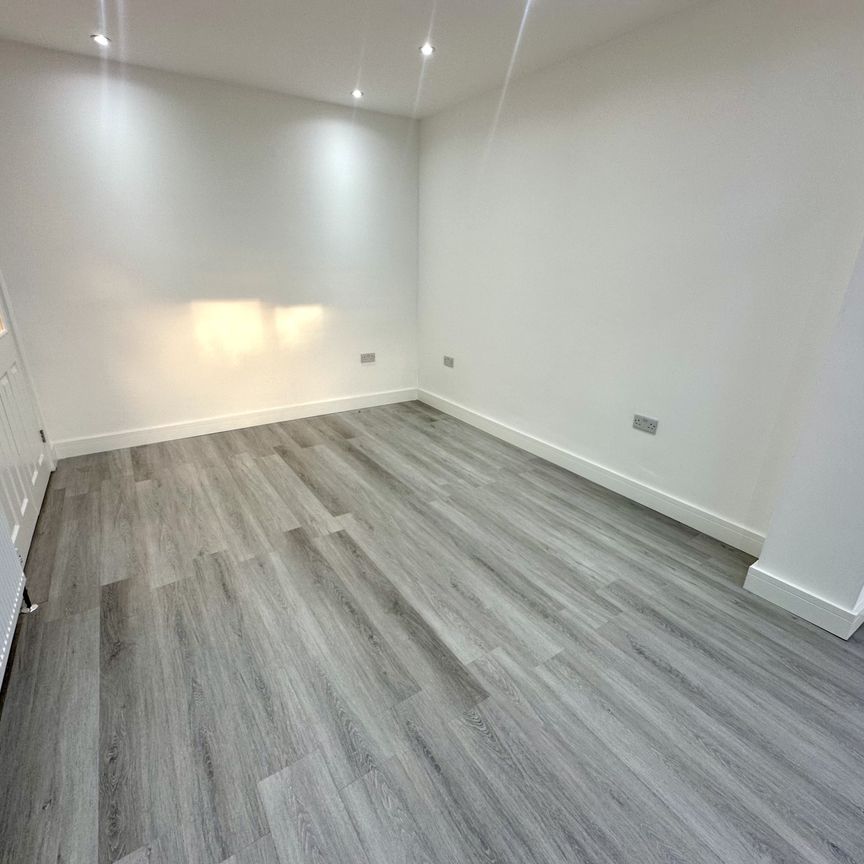 Long Readings Lane, Berkshire, SL2 - Photo 1