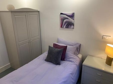 2 bedroom flat to rent - Photo 2