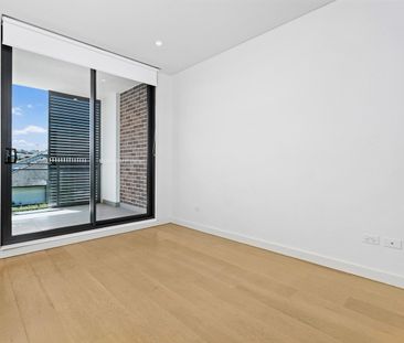 Bright and Modern One-Bedroom Apartment Close to Transport & Shops - Photo 4