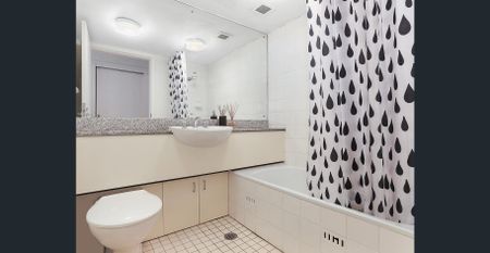 Two bedroom townhouse in prime location - Photo 4