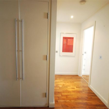 2 bedroom flat in London - Photo 3