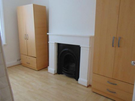 3 bedroom maisonette to rent - Photo 2