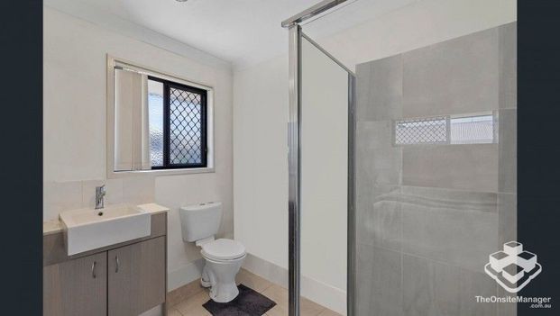 3 BED 2 BATH 2 CAR TOWNHOUSE, ULTRA HIGH SPEED INTERNET - Photo 1