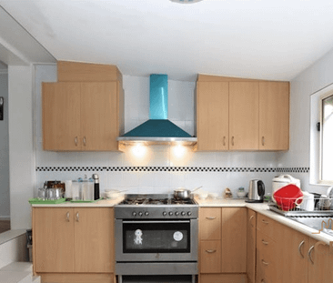 CONVENIENTLY LOCATED 3 BEDROOM HOUSE - Photo 3