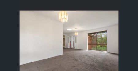 Spacious living in a quiet court location with easy access to Woodgrove shopping centre! - Photo 2