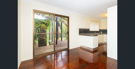 Large Family home within walking distance to everything - Photo 3