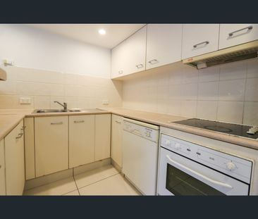 2/96 Stanhill Drive, Chevron Island, Qld 4217 - Photo 3