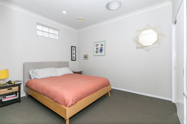 Located in the heart of Hamilton’s vibrant and ever-evolving CBD, this immaculately presented two-bedroom apartment offers exceptional convenience and modern living. - Photo 1