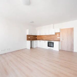 Prostorný byt 3+kk s lodžií a garážovými stáními, 68 m - Photo 2