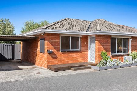 MODERN GROUND-FLOOR LIVING! - Photo 2