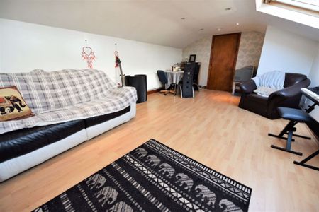 3 bedroom Flat in Flat C, Leeds - Photo 5