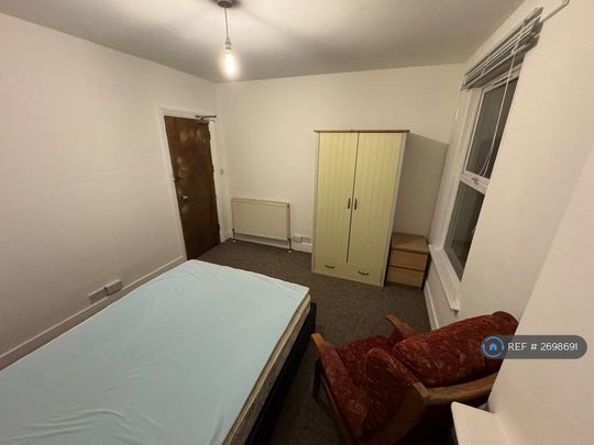 1 bedroom in a house share to rent - Photo 1