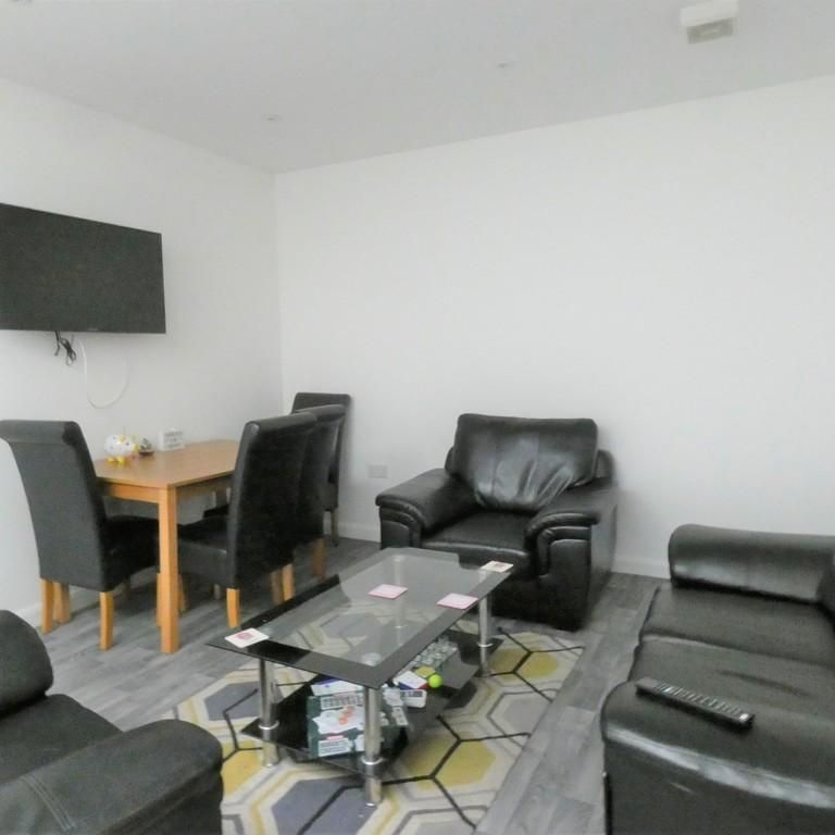 1 bedroom in a flat share to rent - Photo 1